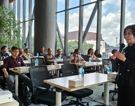 training sdm perusahaan dalam program human capital development untuk meningkatkan kompetensi karyawan melalui corporate training dan leadership development di lingkungan profesional