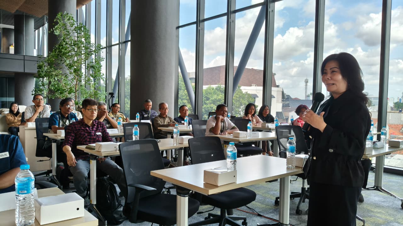 training sdm perusahaan dalam program human capital development untuk meningkatkan kompetensi karyawan melalui corporate training dan leadership development di lingkungan profesional